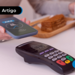 Pessoa usando a maquininha de cartão