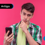 Homem pensativo segurando o celular