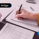 Pessoa anotando em caderno