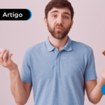 Homem com expressão de duvida com o cartão e o celular na mão