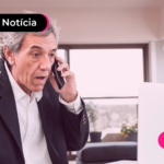 Pessoa de terno olhando computador com cara surpresa.