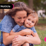 Mãe e filho no parque