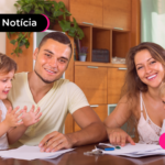 Familia feliz com o bolsa familia