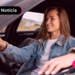 Jovem no banco do motorista de um carro realizando a prova prática para tirar a CNH.