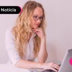 Mulher mexendo no computador