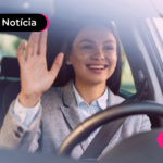 Pessoa em carro com expressão feliz.