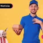 Motorista de app sorrindo após ler notícia sobre contratação de consignado para CLT.