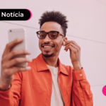 Homem mexendo no celular