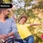 Pai e filha brincando juntos