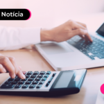Pessoa usando notebook calculadora ao mesmo tempo.
