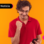 Homem feliz mechendo no celular