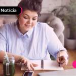 Mulher escrevando no caderno