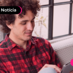 Homem lendo noticia