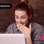 Pessoa olhando para computador com expressão feliz.