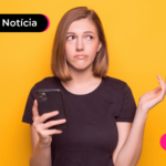Mulher jovem pesquisando na internet sobre a consulta do lucro FGTS referente a 2024.
