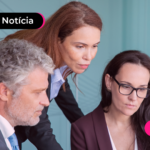 Pessoas conversando sobre norma que facilitava consignado INSS para menores.