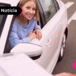 Mulher fazendo aula de direção