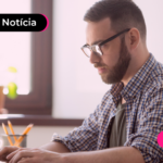 Homem no computador.