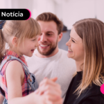 Pai, mãe e filha juntos felizes