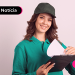 Pessoa de uniforme verde segurando prancheta.