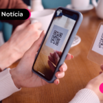 Pessoa com a câmera do celular aberta lendo QR Code.