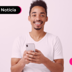 Homem mexendo no celular