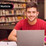 Estudante mexendo no computador