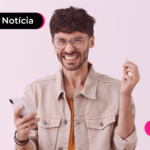 Jovem utilizando o celular para ler sobre a restituição do imposto de renda 2025 3º lote.