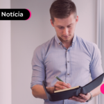 Homem escrevendo em um caderno