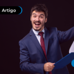 Homem feliz segurando um papel