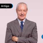 Homem com blazer.