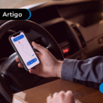 pessoa mexendo no celular