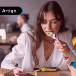 Mulher almoçando.