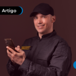 Homem segurando o celular