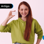 Mulher segurando seu vale alimentação.