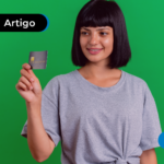 Mulher feliz segurando seu cartão.