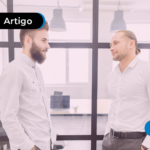 Homem conversando com seu chefe.