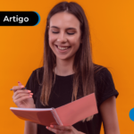 Mulher feliz fazendo anotações