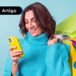 Mulher feliz mexendo no celular