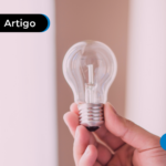 Pessoa segurando uma lampada