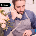 Homem no telefone.