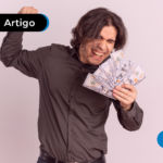 Homem feliz segurando dinheiro.