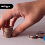 Pessoa segurando moedas.