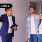 Homem mostrando uma casa para um casal.