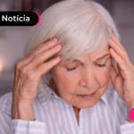 Pessoa idosa com as duas mãos na cabeça e de olhos fechados.