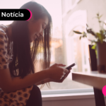 Mulher mexendo no celular