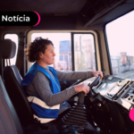 Mulher dirigindo onibus