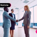 Trabalhadores corporativos apertando as mãos em cumprimento.