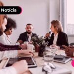 Jovens executivos conversando sobre a votação da câmara para a isenção de IR até 5 mil