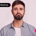 Pessoa de jaqueta jeans com expressão triste.